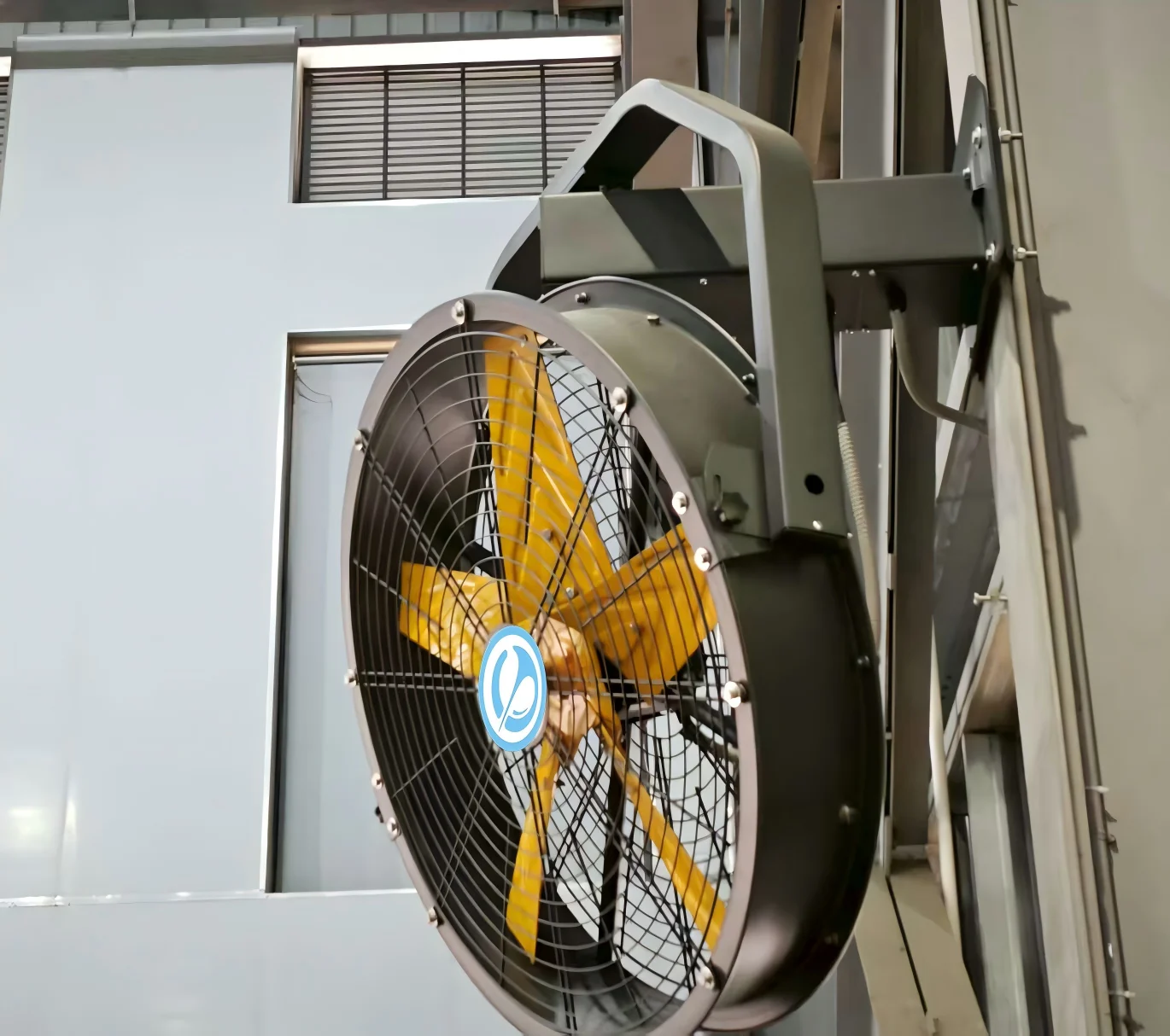 

AC 220V 1.2m Wall Fan Aluminum Alloy Blades 47'' Diameter IP55 Protection 5 Blades High Airflow