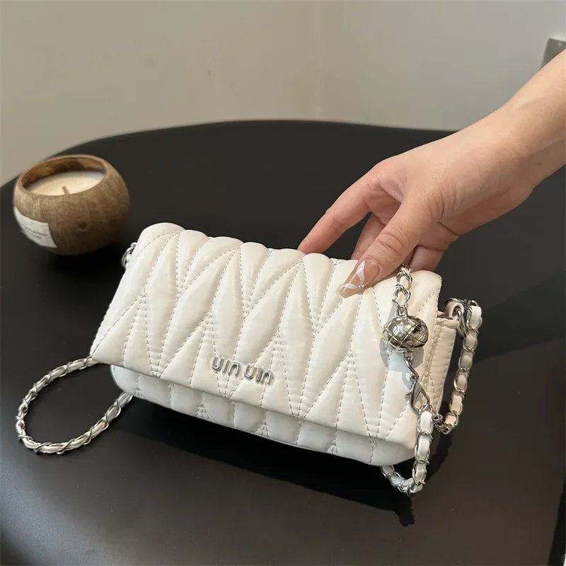 Rhombus chain bag, high-end shoulder messenger bag, textured small square bag.
