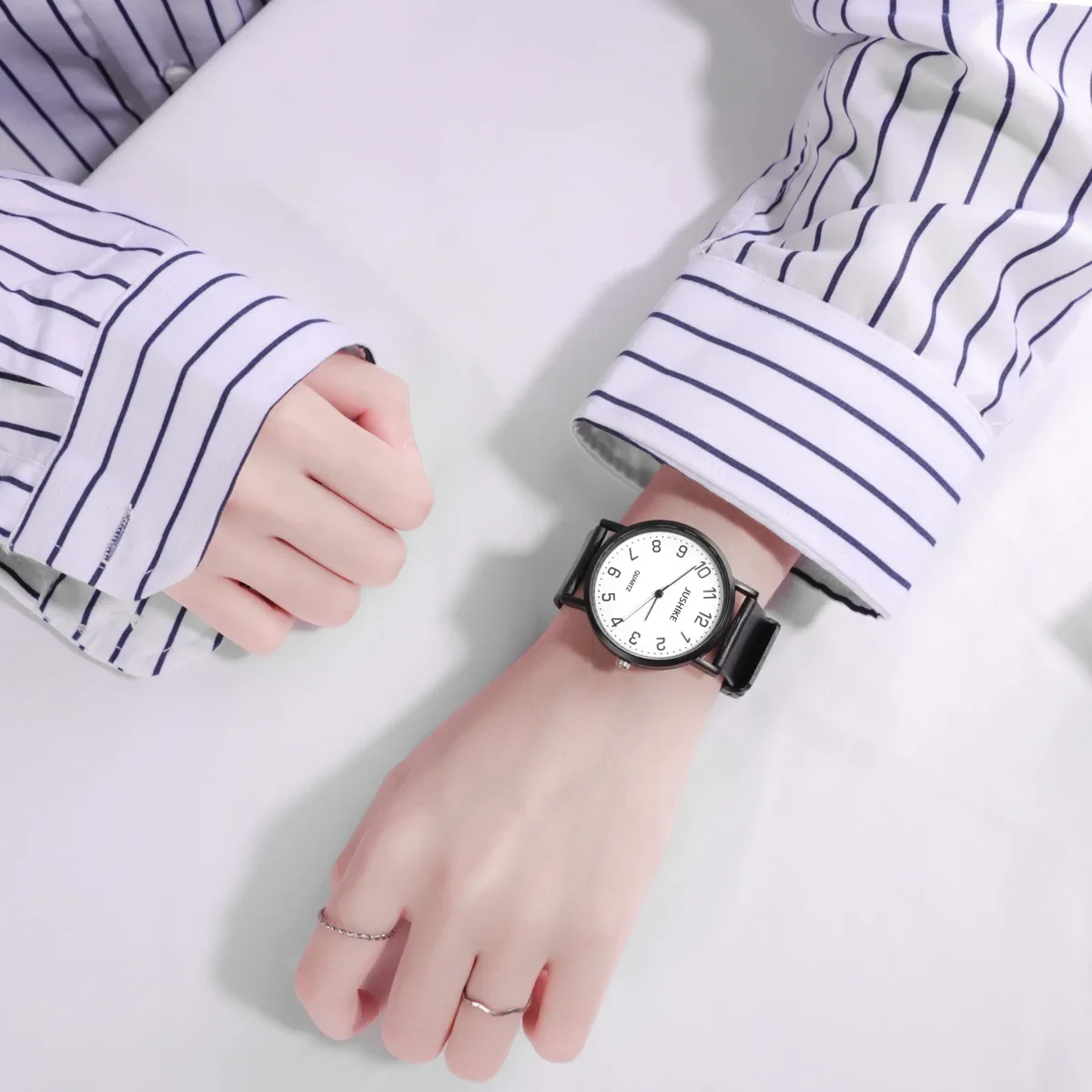 Jam tangan kuarsa hitam putih wanita, arloji tali silikon desain minimalis panggilan besar modis kreatif hadiah