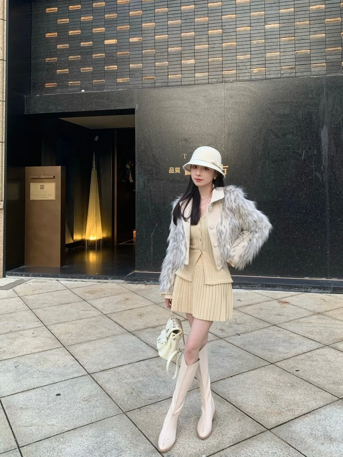 

Simona Winter New Graduated Gradient Short Fur Coat with Leather Collar Eco-friendly Beige And Black Splicing Design Ladies J...