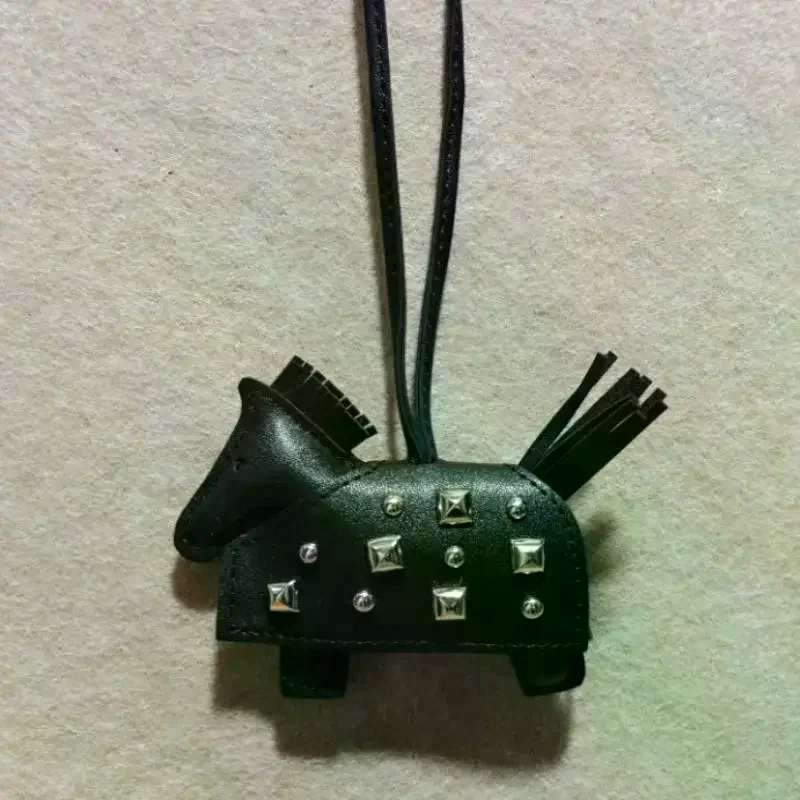 Accesorio de moda para bolso: Colgante de potro de cuero PU cosido a mano con remaches plateados