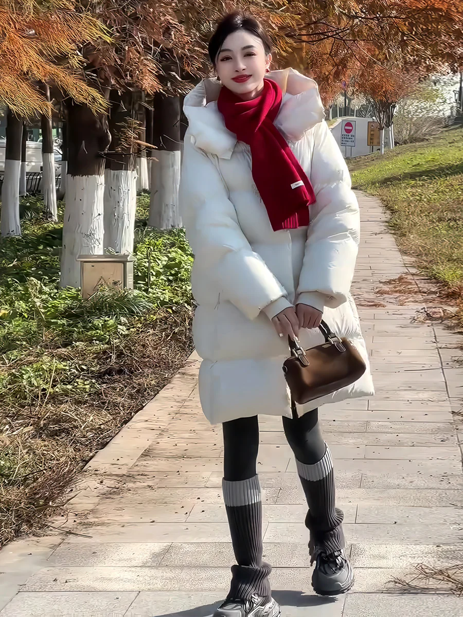 เสื้อพัฟเฟอร์มีฮู้ดสไตล์เกาหลี ความยาวปานกลาง สำหรับผู้หญิง รุ่นใหม่ปี 2025 ทรงหลวม ช่วยให้ดูผอม สีขาว บุด้วยขนเป็ด ให้ความอบอุ่น