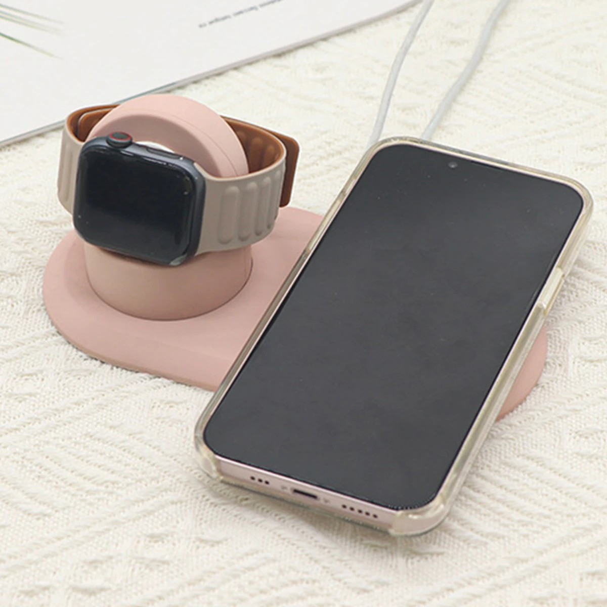 حامل هاتف من السيليكون لهاتف IPhone / Apple Watch Magsafe Charger Charging Station Dock Desk Bracket Macsafe Cradle