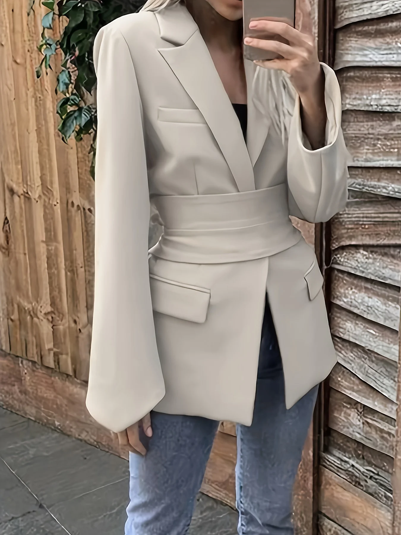 

Simple khaki lace-up suit with a loose fit, fully showcasing the charm of urban casual fashion