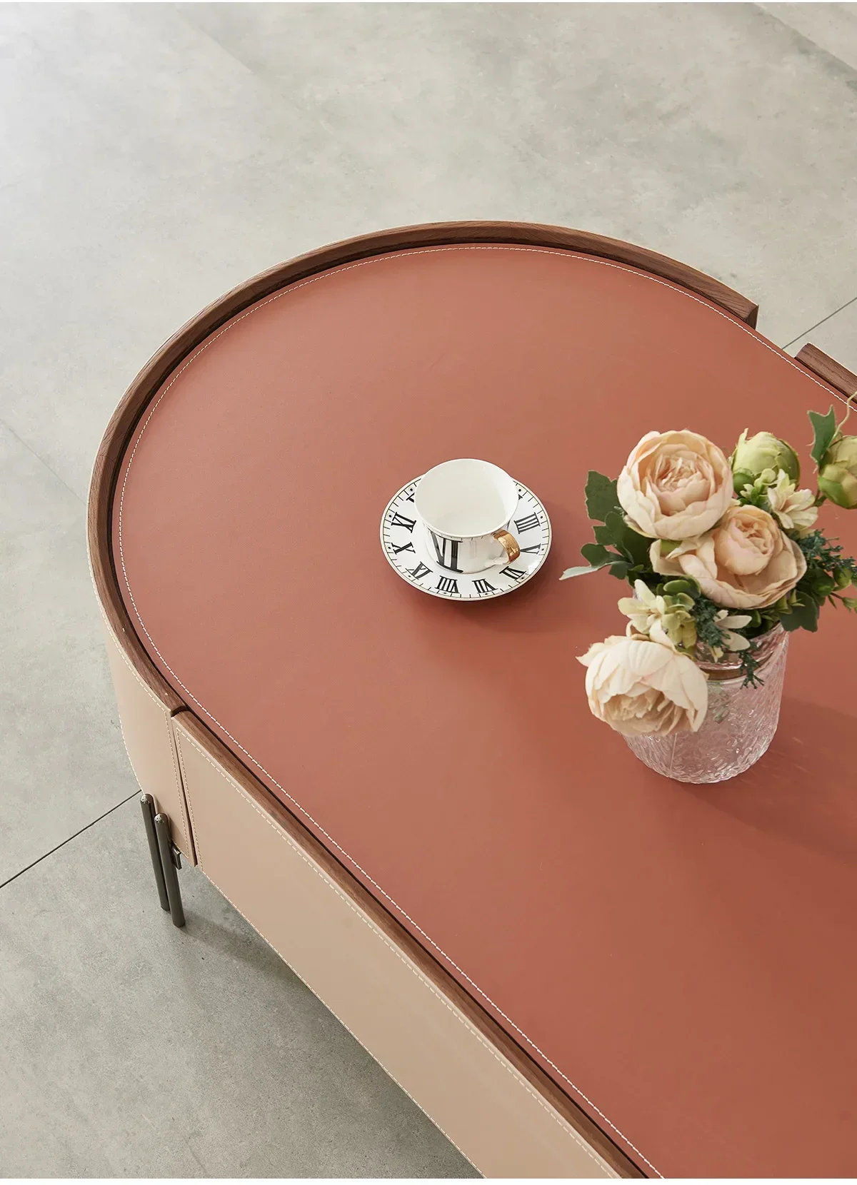 طاولة شاي جلدية ذات سرج إيطالي بسيط، طاولة شاي مستديرة فاخرة من الجلد الإبداعي الراقية مصنوعة من الخشب الصلب