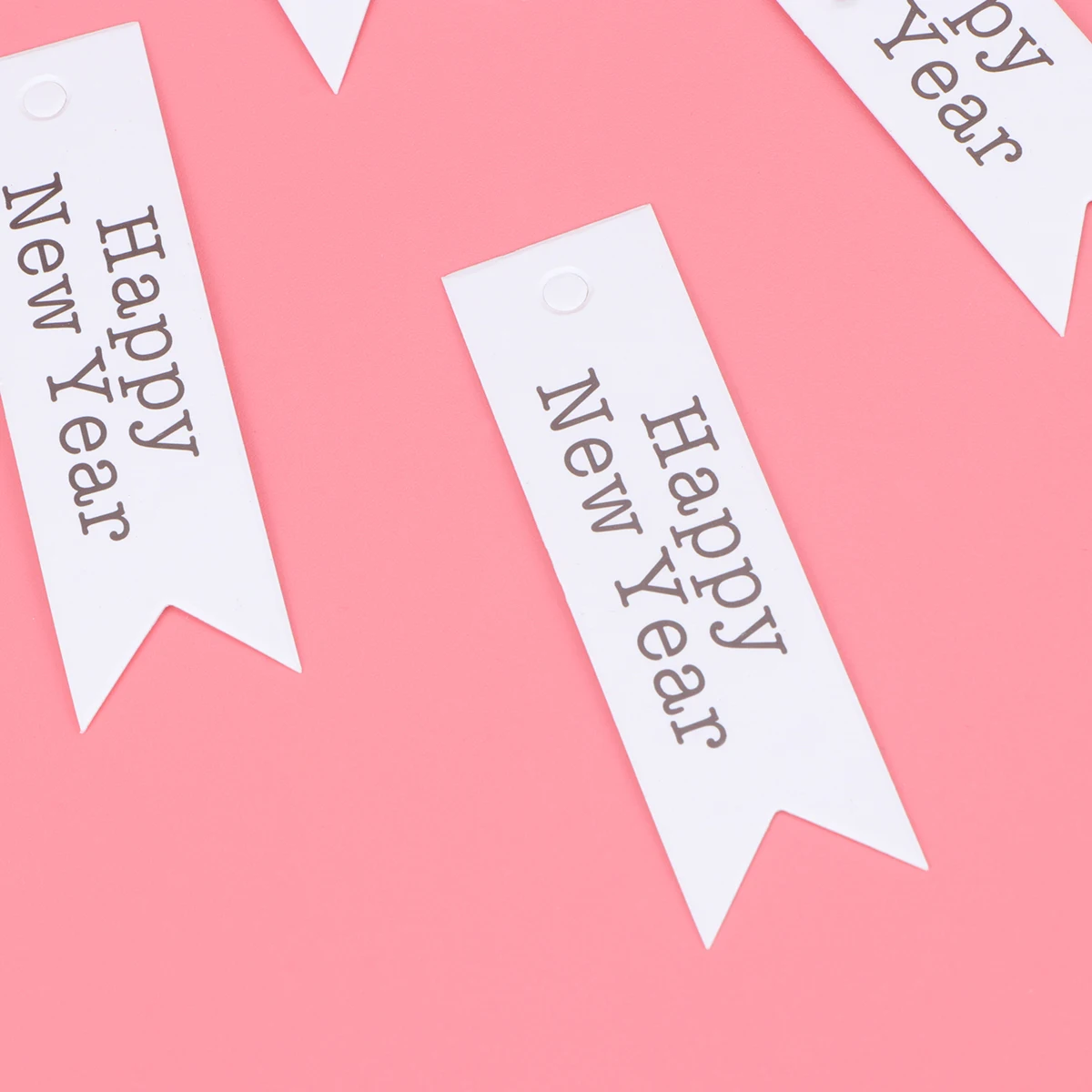 100pcs 스왈로우 테일 디자인 태그 새해 복 많이 받으세요 편지 인쇄 선물 태그 장식 크래프트 종이 태그 로프가있는 DIY 라벨 (흰색)