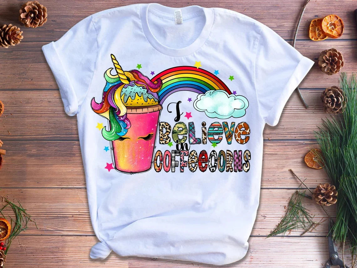 

2023 New Rainbow Believe In Coffee Corns Graphic Print Tshirt Girls Marry Christmas Groovy And Bright Gift T Shirt Women T-Shirt