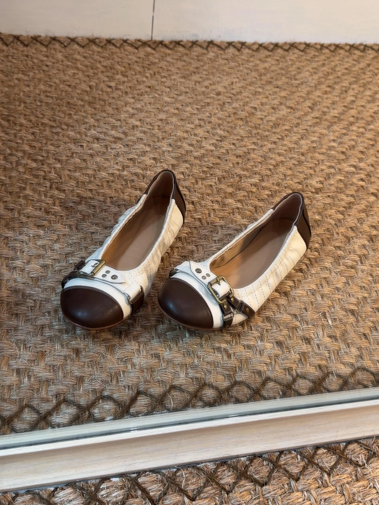 soft-bottom-ballet-flat-shoes-in-leather-mary-janes-style-with-buckle-closure-comfortable-round-toe-spring-summer-fashion