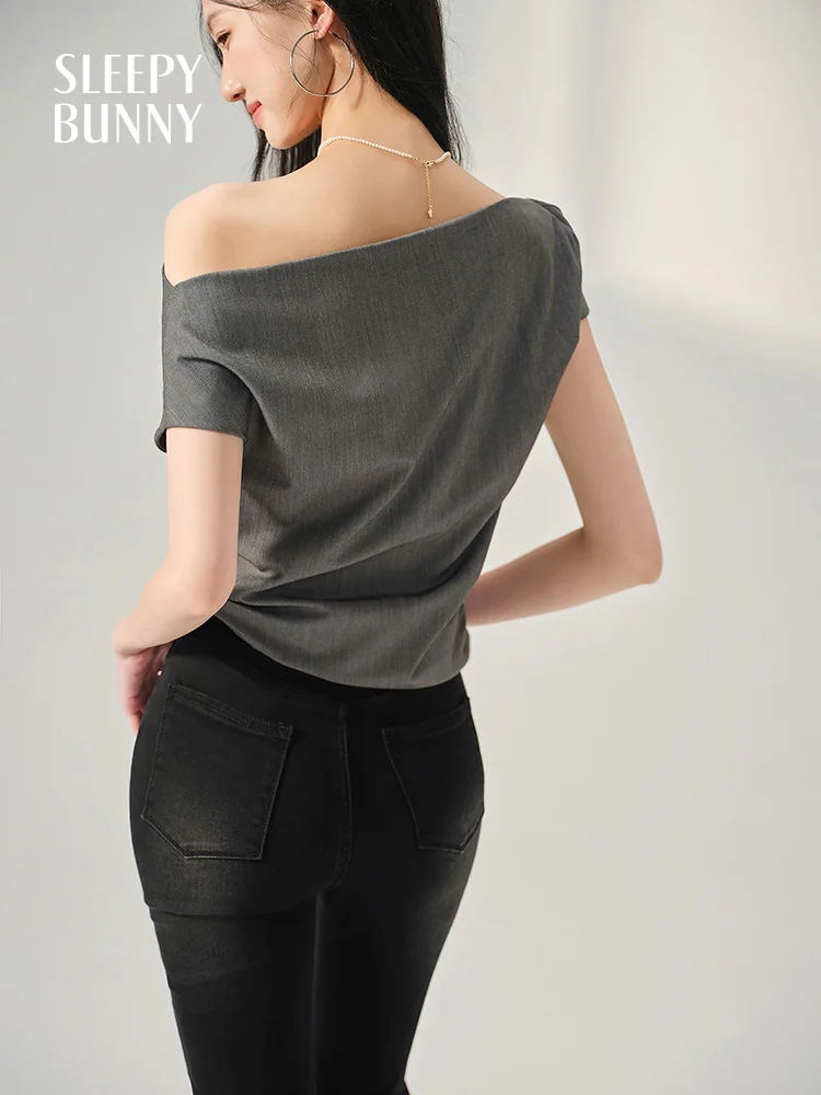 เสื้อเชิ้ตปิดไหล่ไม่สมมาตรสําหรับผู้หญิงฤดูร้อนเข้ารูปพอดีเสื้อไหล่เดียวหรูหราเดรปด้านบนสบายๆเก๋สไตล์เกาหลีเครื่องแต่งกาย