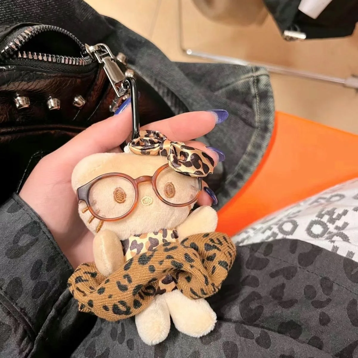 Pingente de Pelúcia Gato Estilo Chanel Retrô, Chaveiro Charmoso de Gato, Enfeite de Animal de Pelúcia Fofo, Perfeito para Bolsas e Chaves