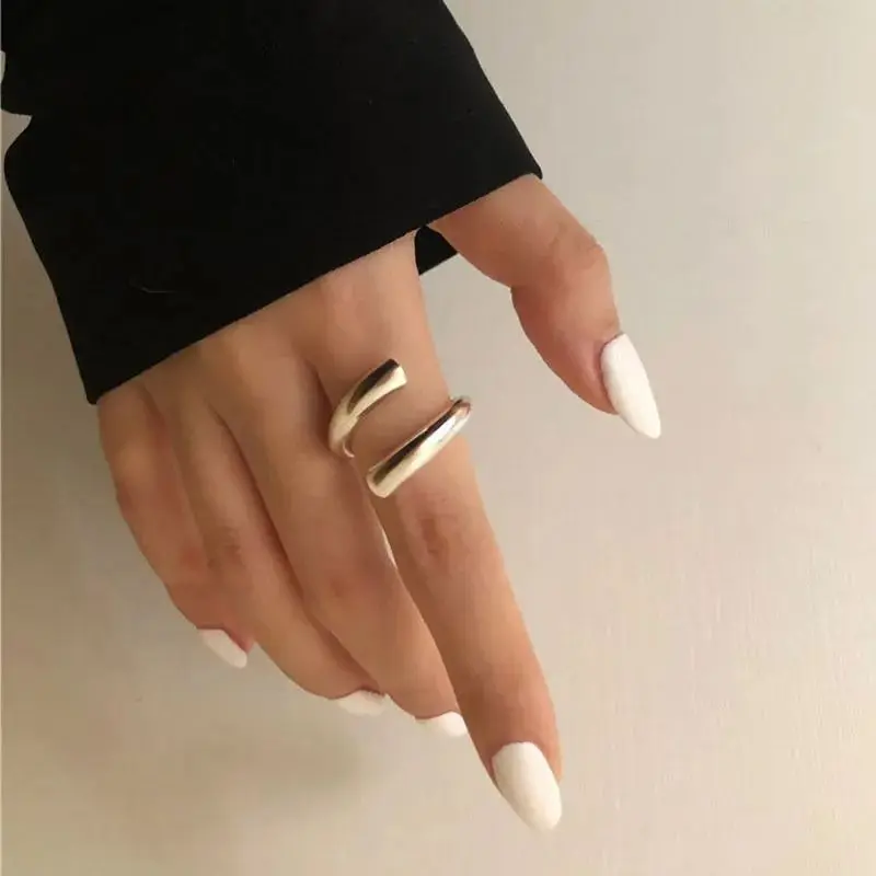 Новые-трендовые-гладкие-кольца-для-женщин-полые-ювелирные-изделия-красивые-открытые-кольца-нестандартной-формы-на-палец-для-вечеринки-подарка-на-день-рождения-оптовая-продажа