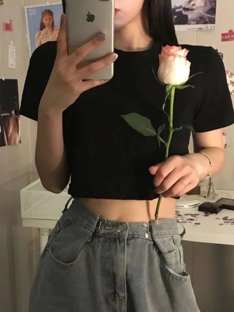 تي شيرت حريمي مقصوص متين ومثير وبسيط عرض ساخن نحيف غير رسمي موضة Preppy Chic ملابس علوية أساسية على الطراز الكوري ملابس الشارع الشهير