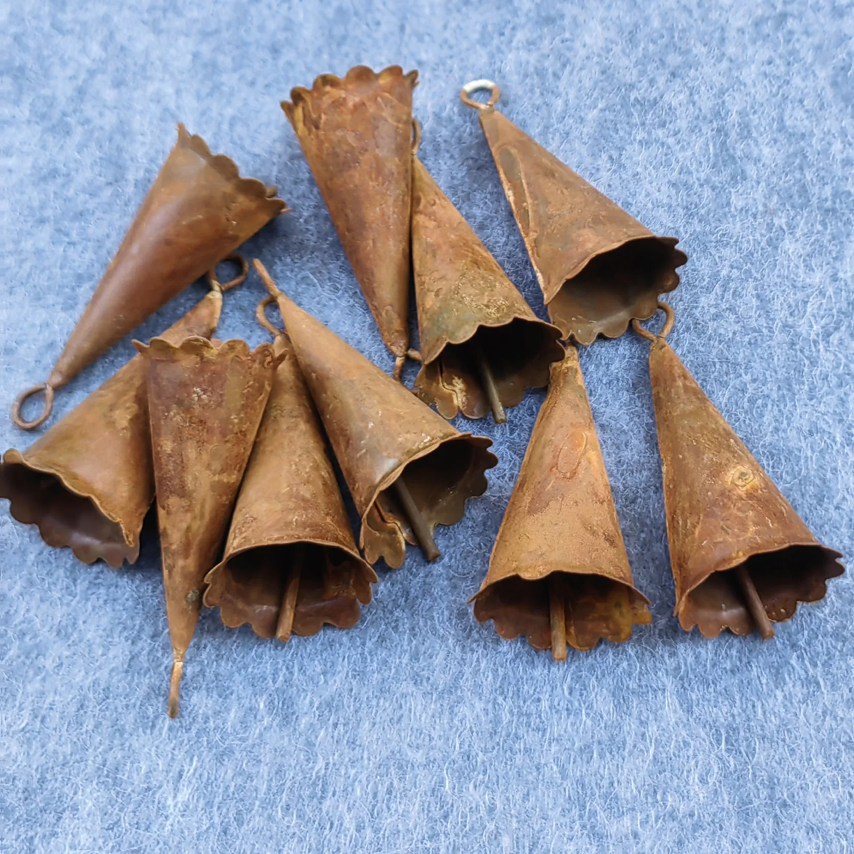 12pcs Rustic Iron Tin Metal Vintage jingle Bells rusty trumpet Bells for garland Crafts Wreath Holiday Ornaments Christmas deco