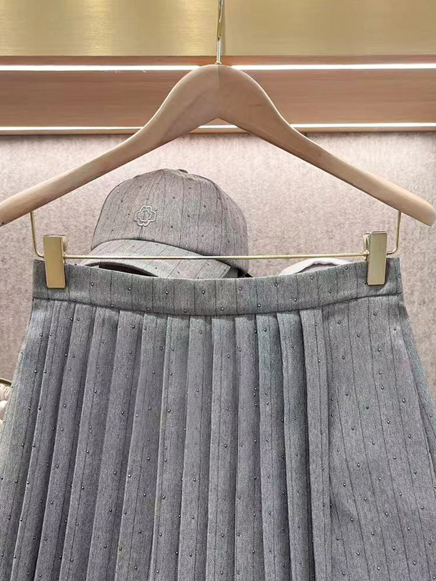 

M Home Nan You High End Women's Faion Summer 2025 Diamond Embellied Striped Vest Top with Pleated Skirt Set Women