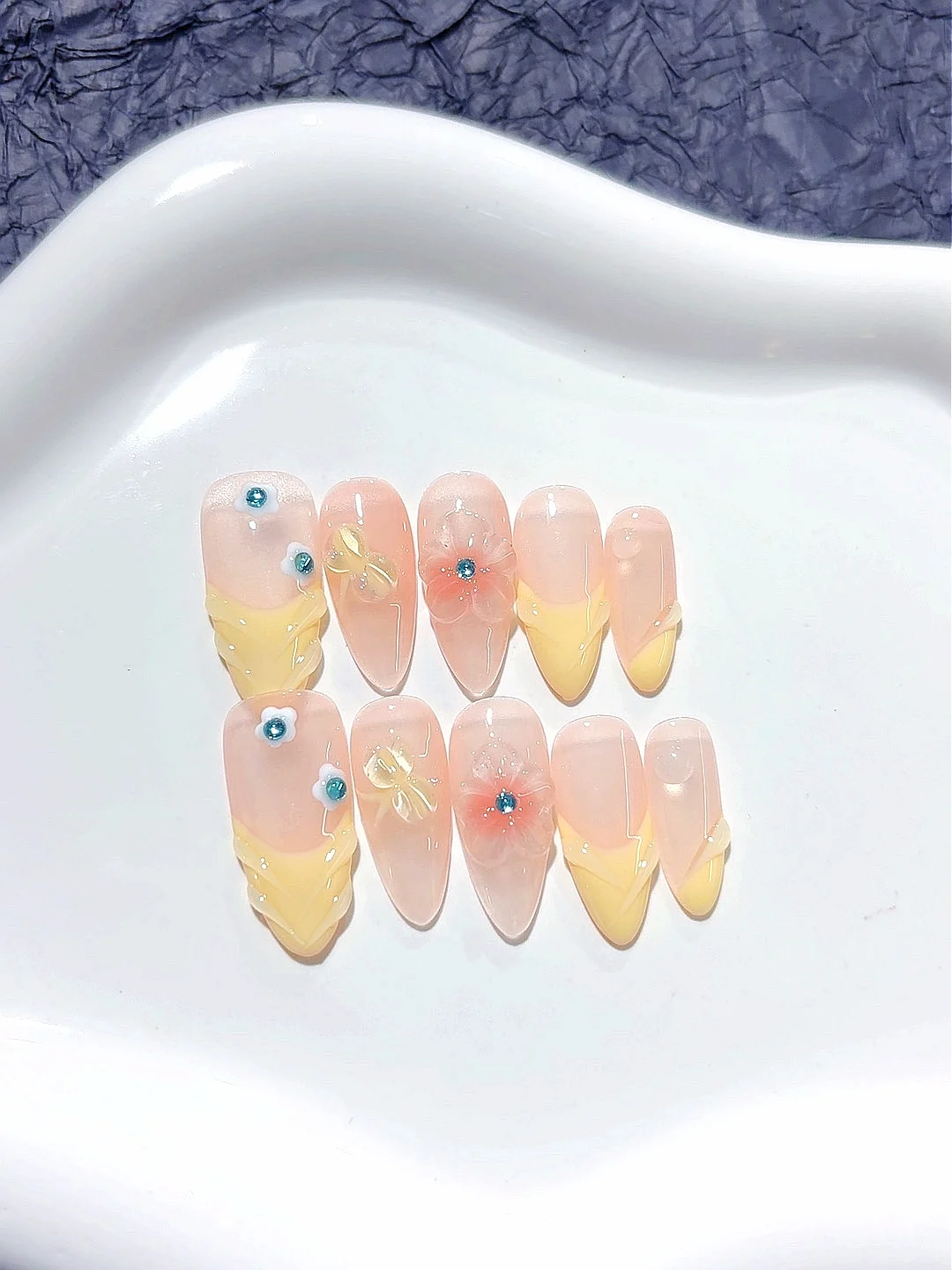 

Light Yellow Butterfly Flower Casual Almond Style Fashion Nail Art (D256)