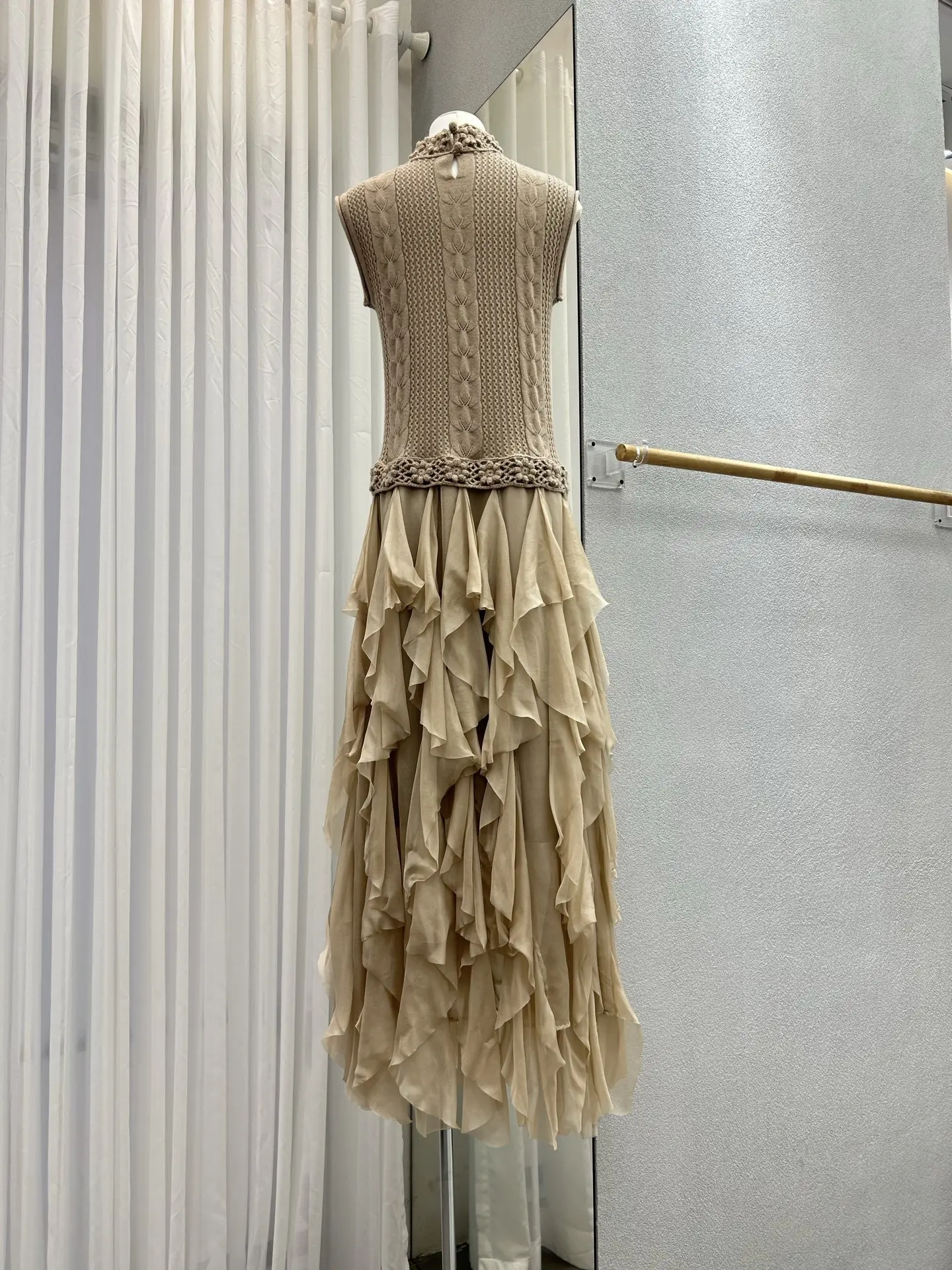 Vestido colete feminino bordado floral, malha, gola emendada, sem mangas, babados, em camadas, vintage, robe feminino