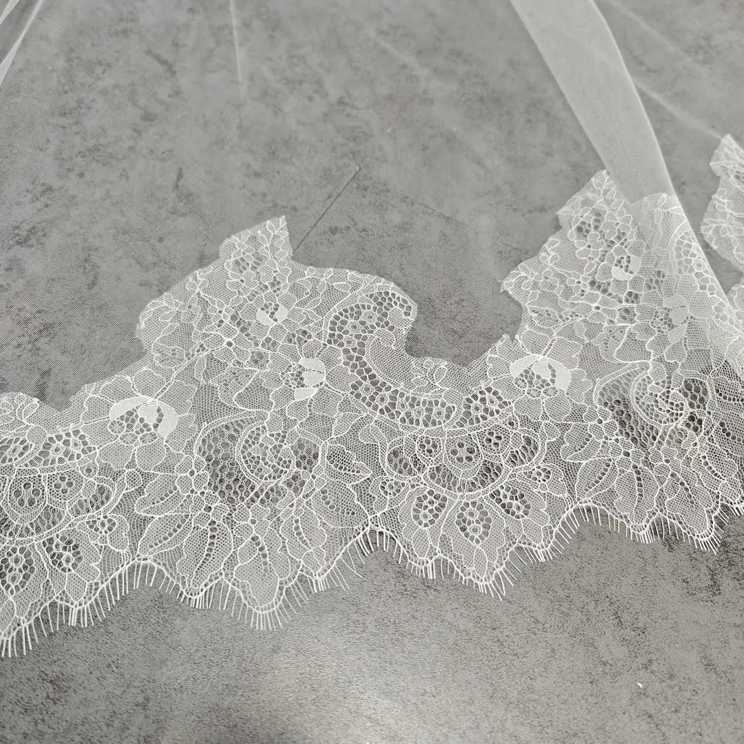 사용자 정의 우아한 속눈썹 레이스 가장자리 2 레이어 웨딩 베일 블러셔 2.5m/3m/3.5m 긴 신부 베일 웨딩 액세서리