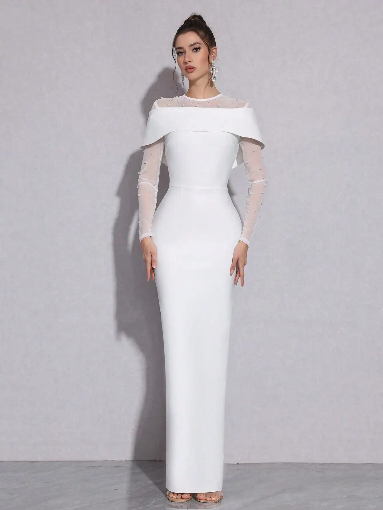 

Элегантное белое платье макси с открытыми плечами, длинными рукавами, жемчужной сеткой и приталенным силуэтом для гостей на свадьбу и официальных мероприятий