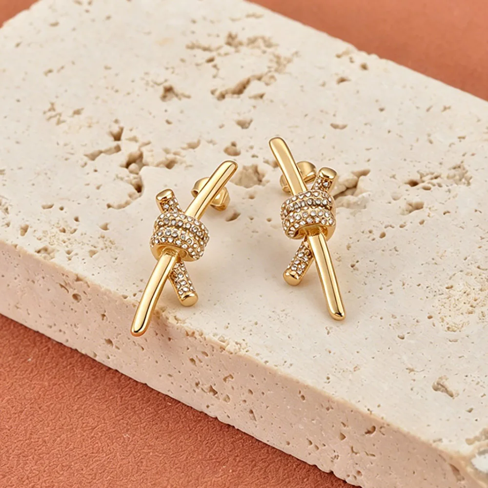 JeeMango Exquisite Ohrstecker mit Mikropavé-Zirkon-Knoten-Design, antiallergischer Edelstahl-Ohrschmuck für Damen E26118 – Detail 2