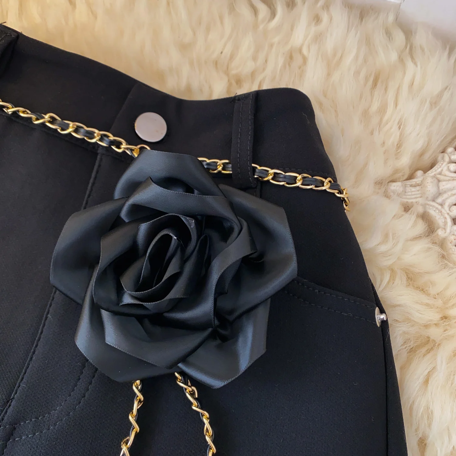 Pantaloncini casual vintage a vita alta chic catena floreale 3D pantaloni corti a gamba larga streetwear abiti coreani pantaloncini da ufficio bianchi da donna