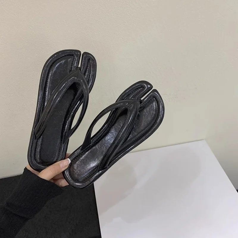 

Новинка лета 2024, женские шлепанцы с раздельным носком, круглый носок, плоская подошва, мягкие удобные повседневные простые повседневные пляжные женские тапочки