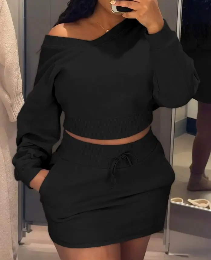 2025 우아하고 섹시한 투피스 의상 V넥 드롭 숄더 크롭탑과 드로스트링 밴딩 허리 비대칭 밑단 스커트 세트