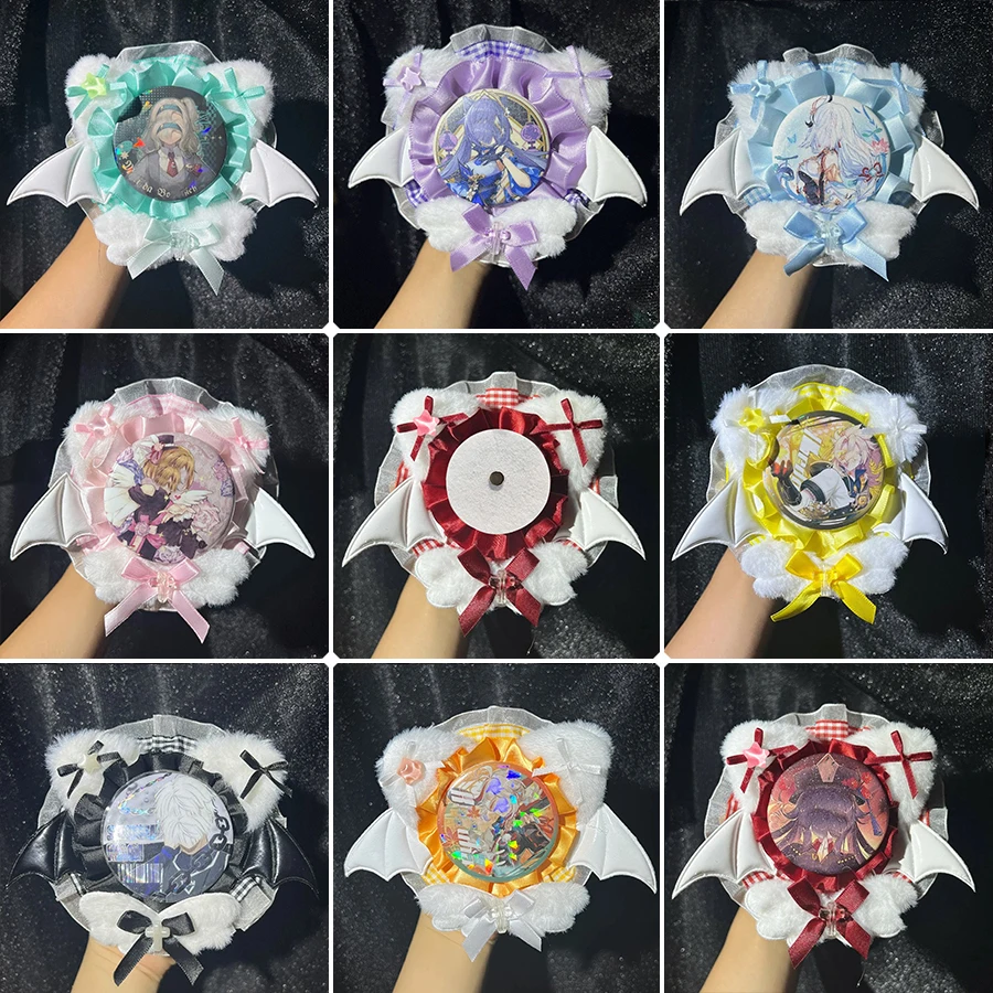 Support de badge rond en peluche avec oreilles de chat et ailes de chauve-souris démoniaques, idéal pour badges, badges de poitrine, épingles, étoiles à cinq branches, nœuds papillon, support de présentation de badges de personnages d'anime, de dessins animés et de jeux, fait main, décoration de bureau, ornement de table, support de badge pour fans de Gumei, Otaku, décoration de sac Ita, organisateur de badges, clip pour badges.