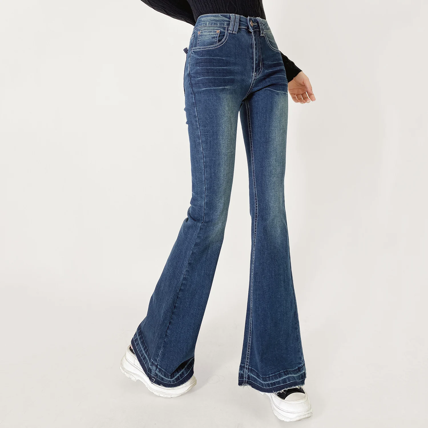 Vaqueros acampanados de cintura alta con costuras de contorno – Vaqueros de mujer con detalle de dobladillo crudo y decoloración vintage