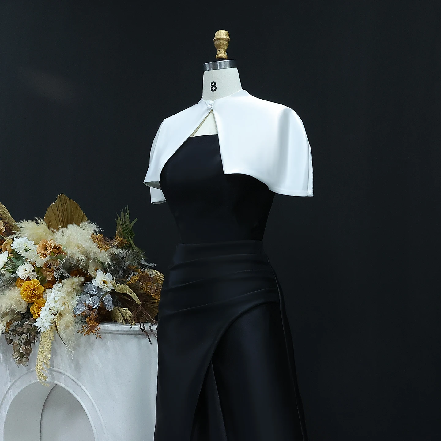 Sharon กล่าวว่าดูไบ A-Line สีดําและสีขาวชุดราตรีหรูหรา Cape สําหรับงานแต่งงานของผู้หญิงชุดอย่างเป็นทางการ SF415 ที่กําหนดเอง