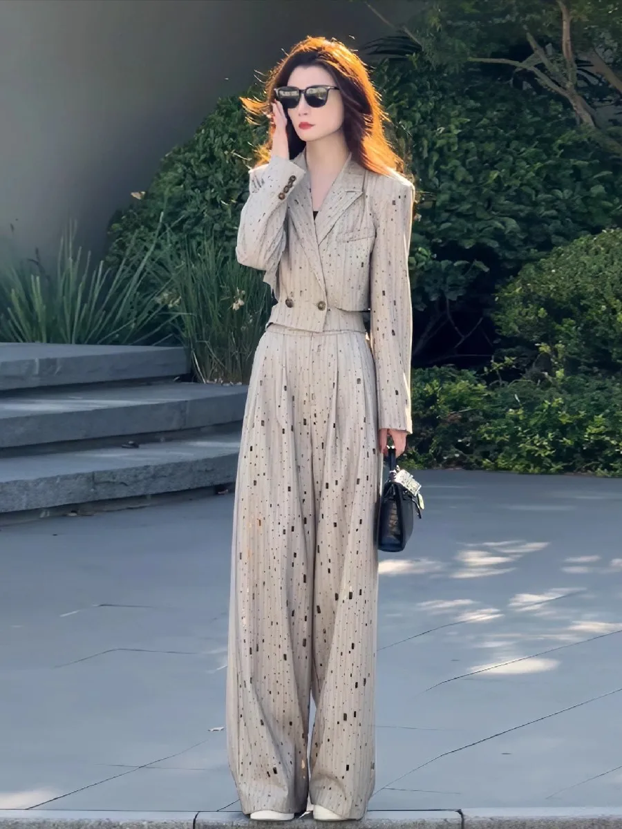 

Костюм-двойка Ele ort: приталенный пиджак и брюки с широкими штанинами. Женская модная осенняя коллекция. Повседневный элегантный костюм.