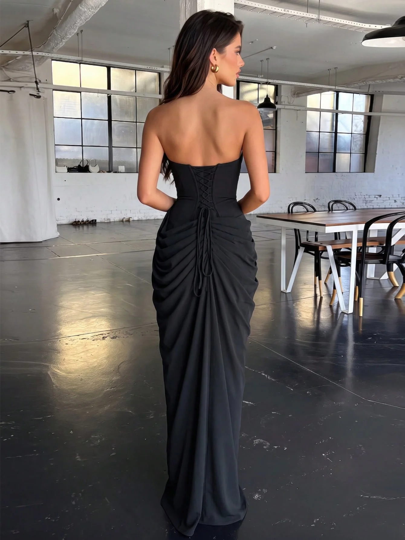 Hochwertiges, gerafftes, asymmetrisches, langes, rückenfreies, figurbetontes, schulterfreies Sommerkleid, sexy, elegantes, schwarzes Kleid für den Abend – Detail 4