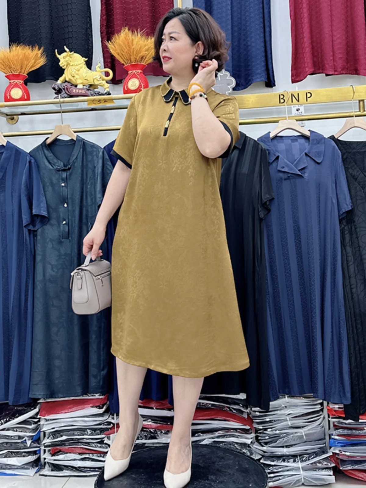 

Новая летняя модная шелковая блузка-рубашка 2025 года больших размеров для мам, с эффектом утяжки живота, средней длины, с воротником, стандартным рукавом