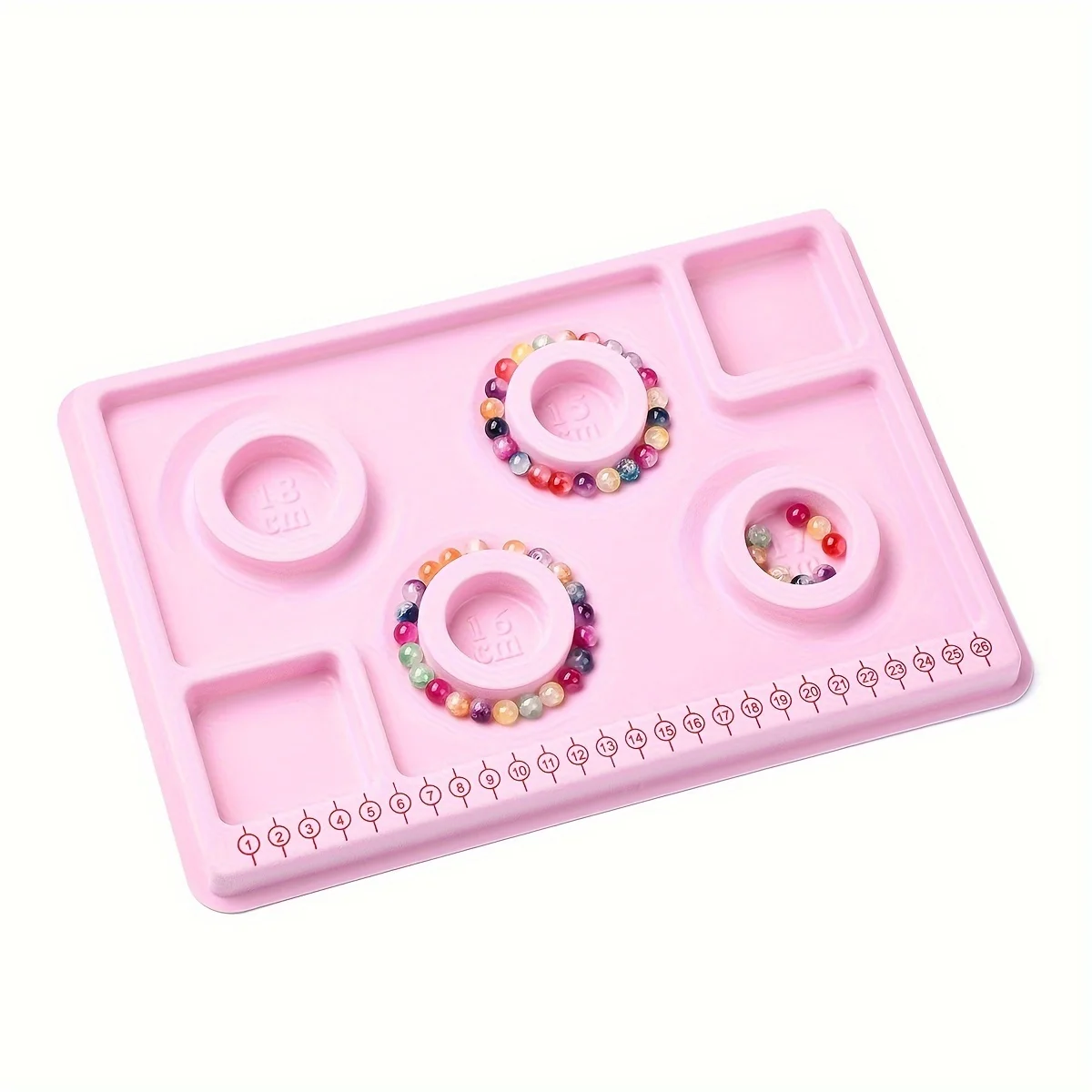 Een klein plastic sieradenbakje met doe-het-zelf kralendraadgereedschap, perfect voor het maken van armbanden en kettingen