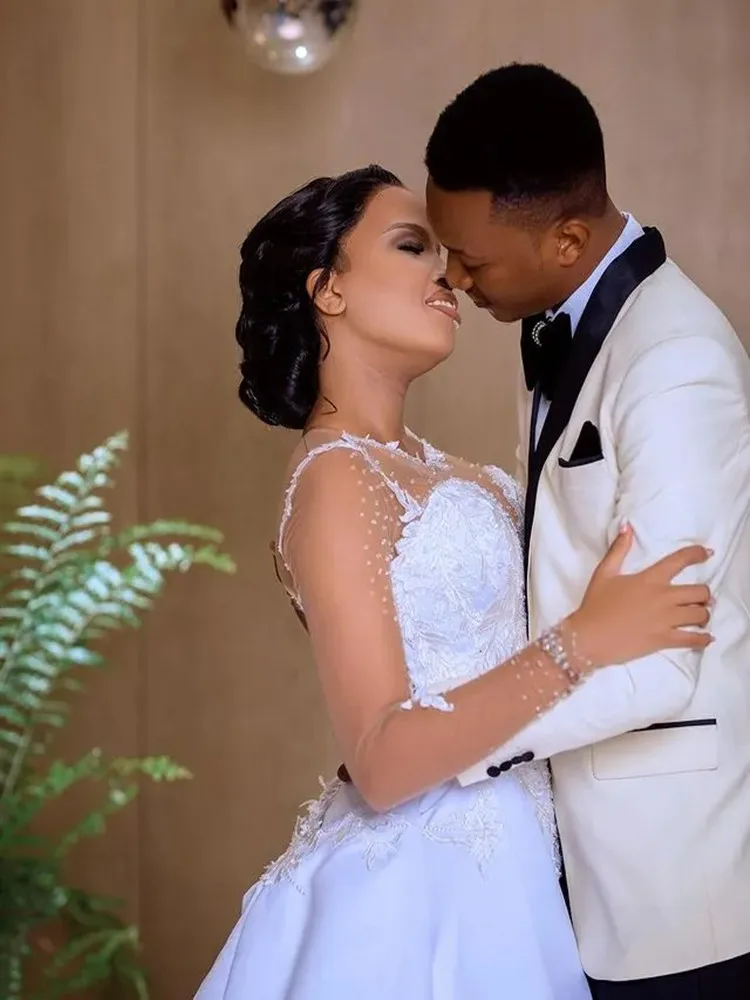 Dostosowana suknia ślubna z prześwitującą szyją, afrykańską koronką i aplikacjami z odpinanym trenem Robe De Mariée, satynowa suknia ślubna z pełnymi rękawami