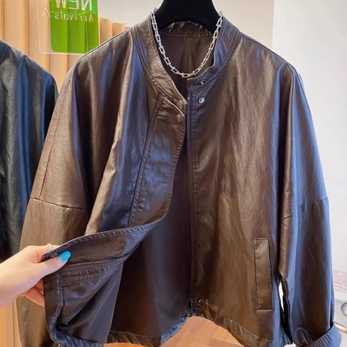 

Свободное байкерское кожаное пальто Jaet, мужское и женское пальто с воротником-стойкой в американском стиле, украшенное молнией, ветрозащитное длинное повседневное пальто...