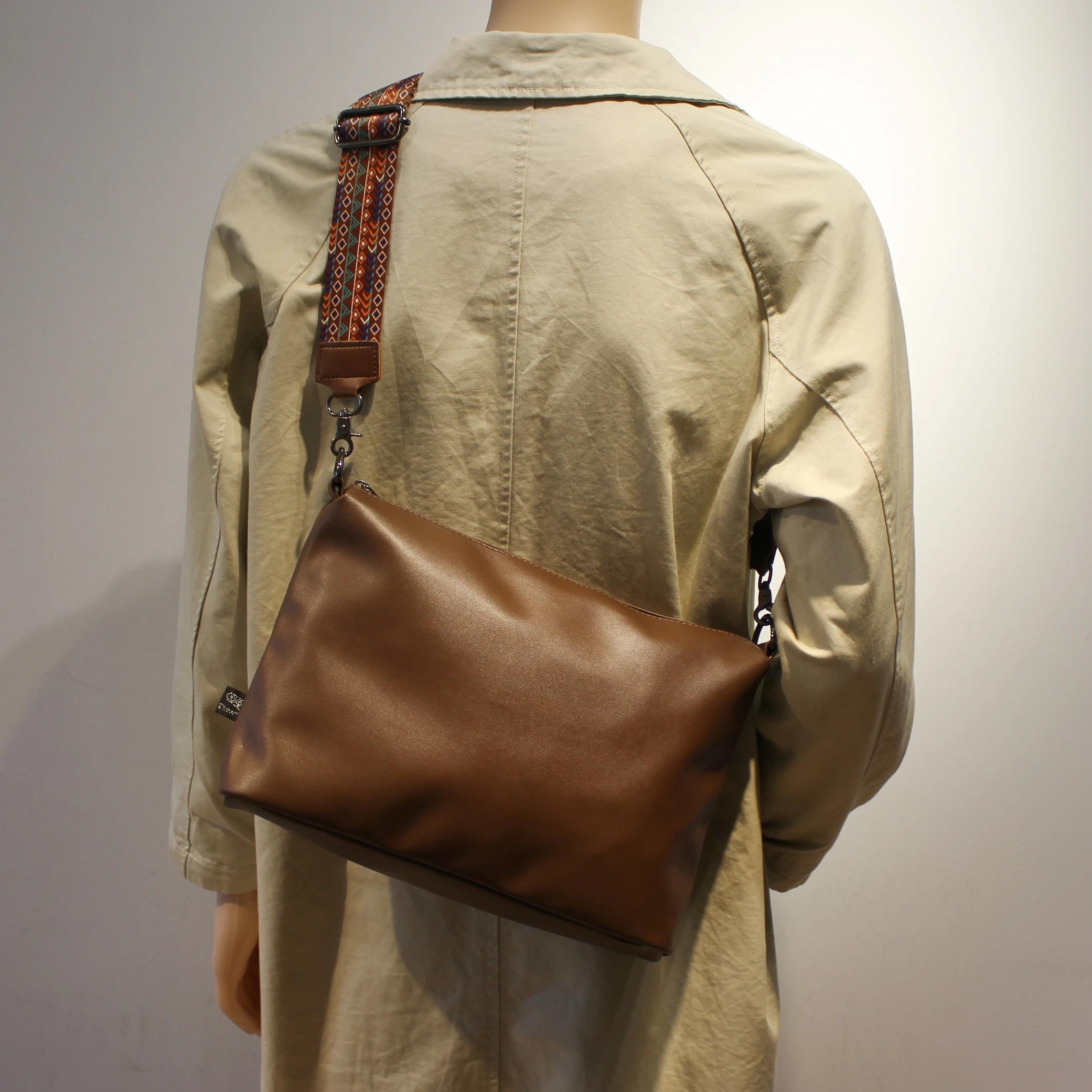 

Teebox Men's Crossbody Bag Soft Leather Commuter Faionable iPad oulder Bag Casual Sle Zipper Closure Leisure Scene