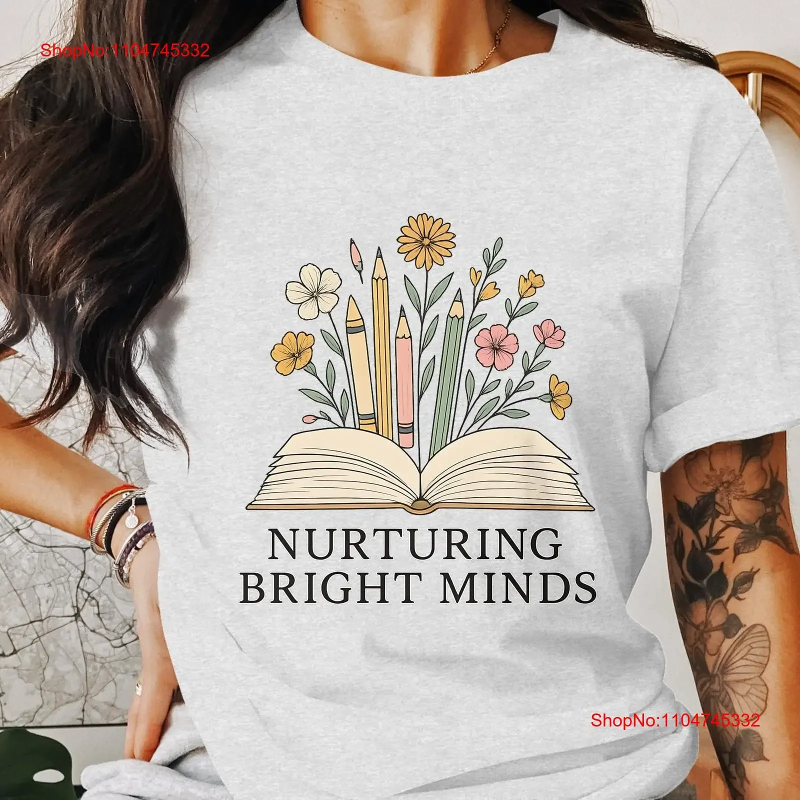 Livre avec fleurs Clipart nourrissant les mentes lumineuses t-shirt blanc numérique vintage lavé polyvalent décontracté légèrement streetwear