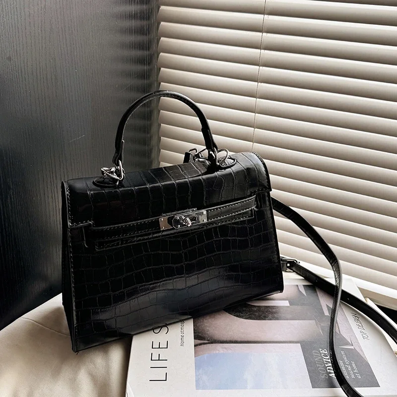 

Elegant Women's Luxury Leather Fashion Shoulder Bag Classic Designer Crossbody Tote Handbag For Daily Modern Style