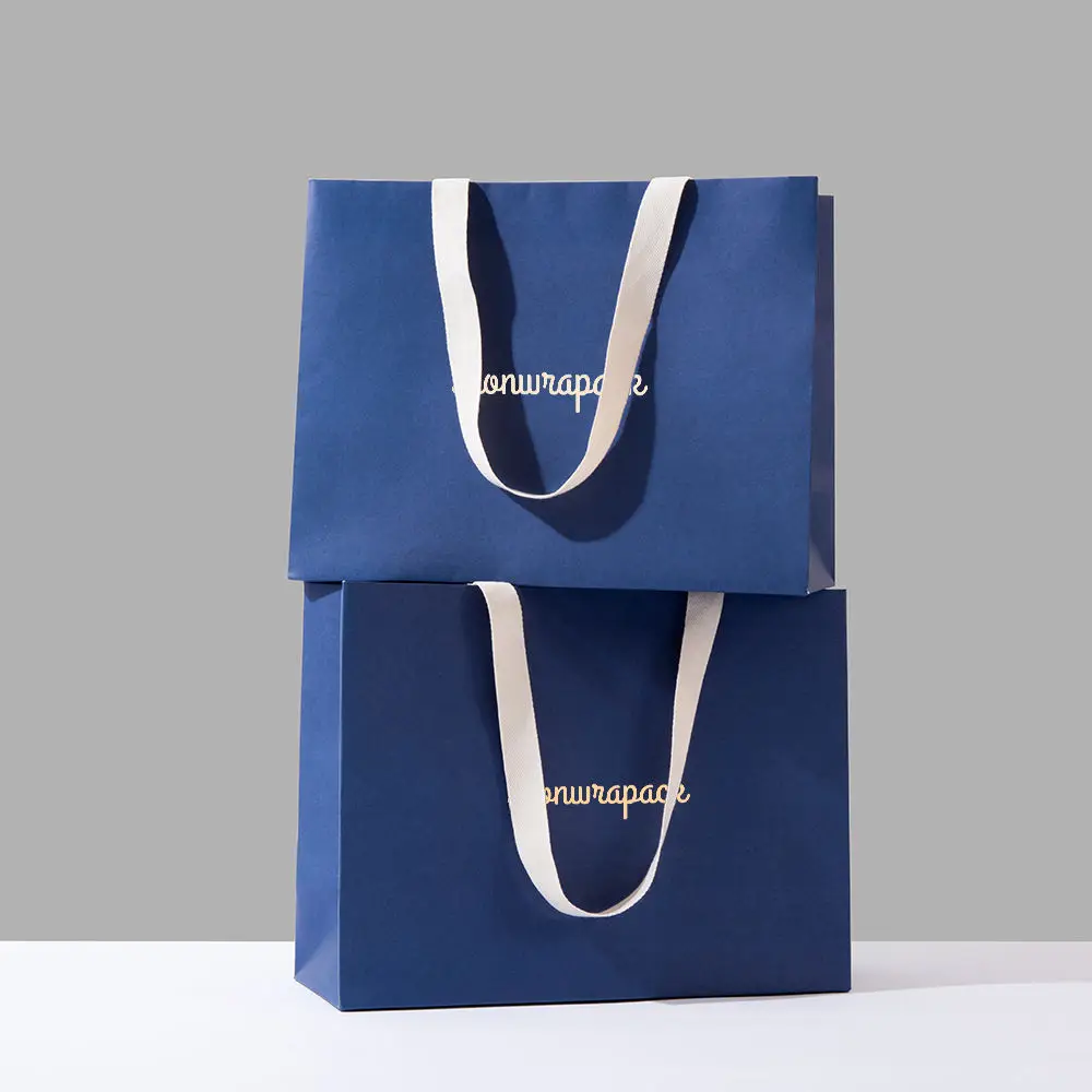 White Cardboard Handbags Custom Logo Simple Elegant Shopping Gift Tote Bags for Clothing Store Retail Shop Packaging Use