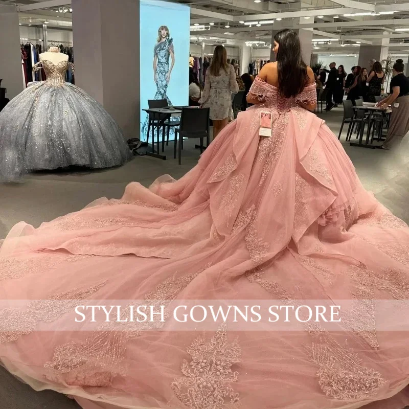 ชุดเดรสงาน Quinceanera สีชมพูสุดหรูสำหรับเด็ก พร้อมผ้าคลุม ประดับลูกปัด พู่ระบาย ชายกระโปรงยาวแบบราชวงศ์  ชุดเดรสวันเกิดอายุ 15 ปี  สามารถสั่งตัดได้