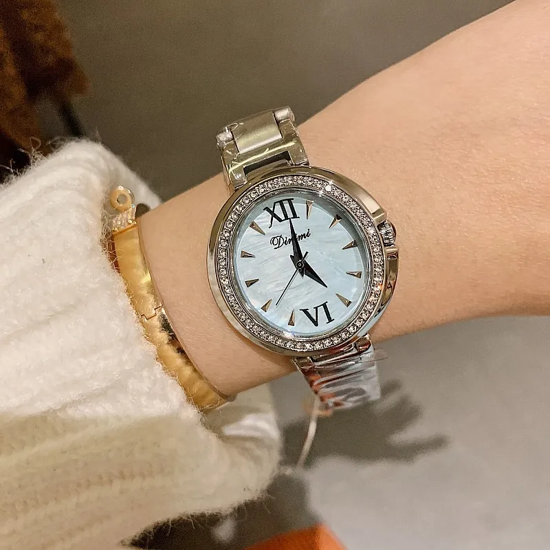 

Women's watch with stainless steel strap, elegant oval shape, fashionable and simple design. Suitable for women to wear.