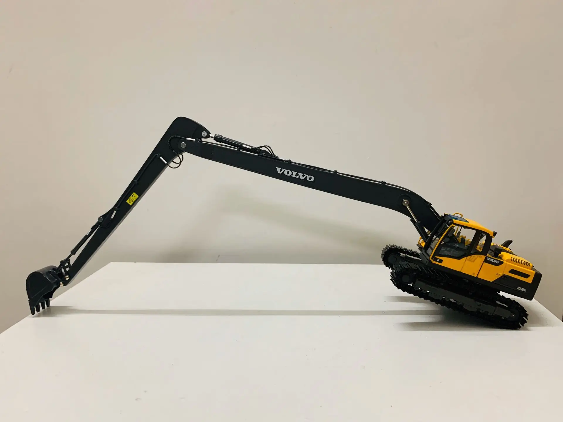 EC220D Long Reach Crawler Excavator Metal Tracks 1/50 Scale DieCast Model