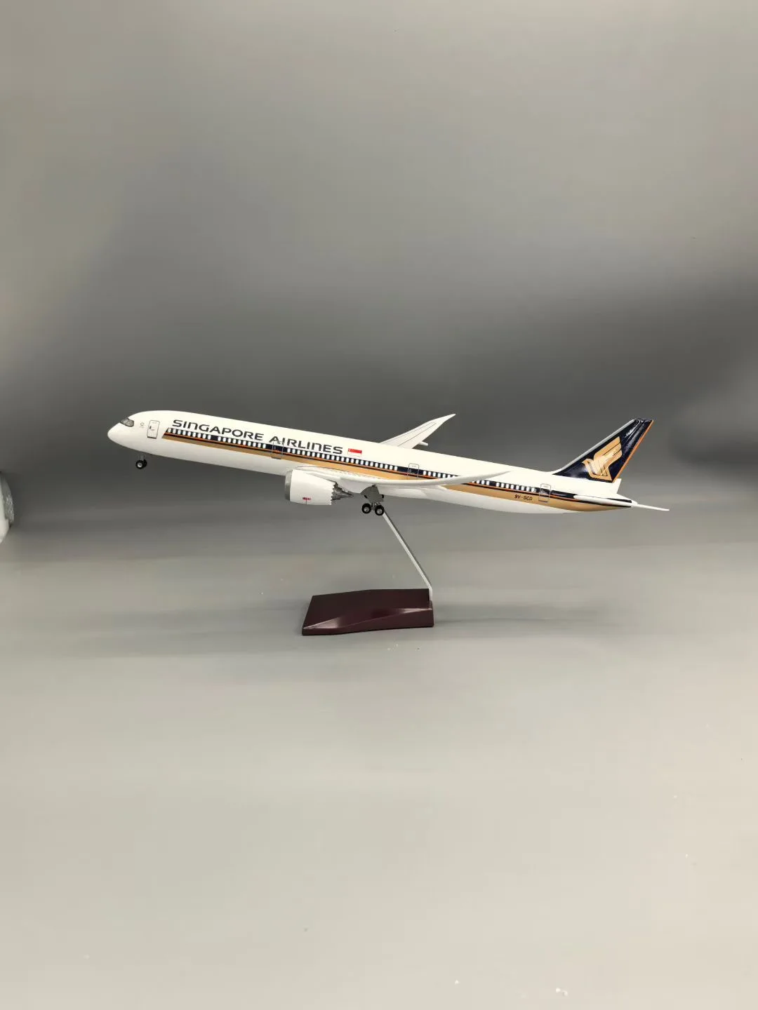 Scale Aircraft 47CM B787-10 Singapore Airlines Airplanes Decoration Model Adults Fun Die-casting Flight Machine Model Collected