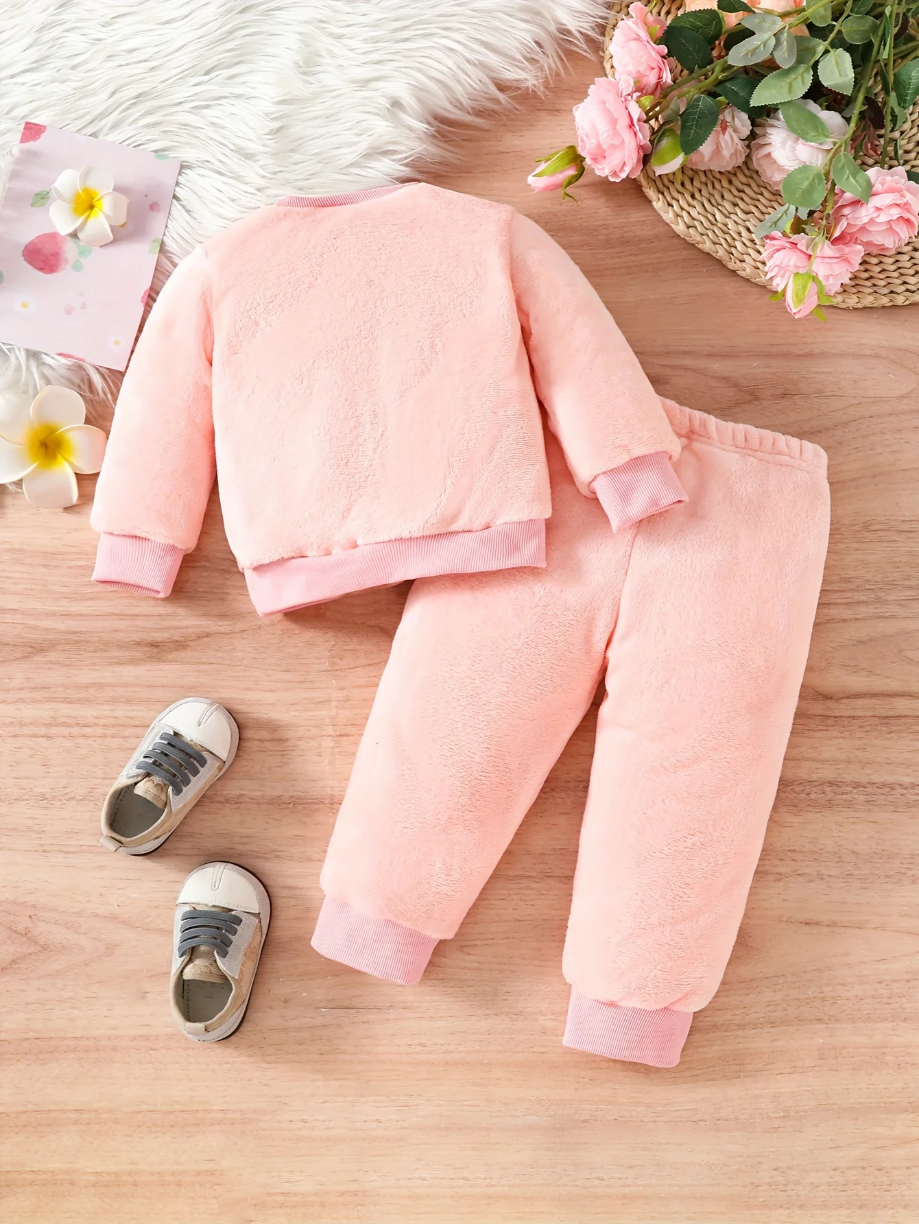 0-2 year old girl baby autumn and winter flannel three-dimensional flower top plus plush pants two-piece set