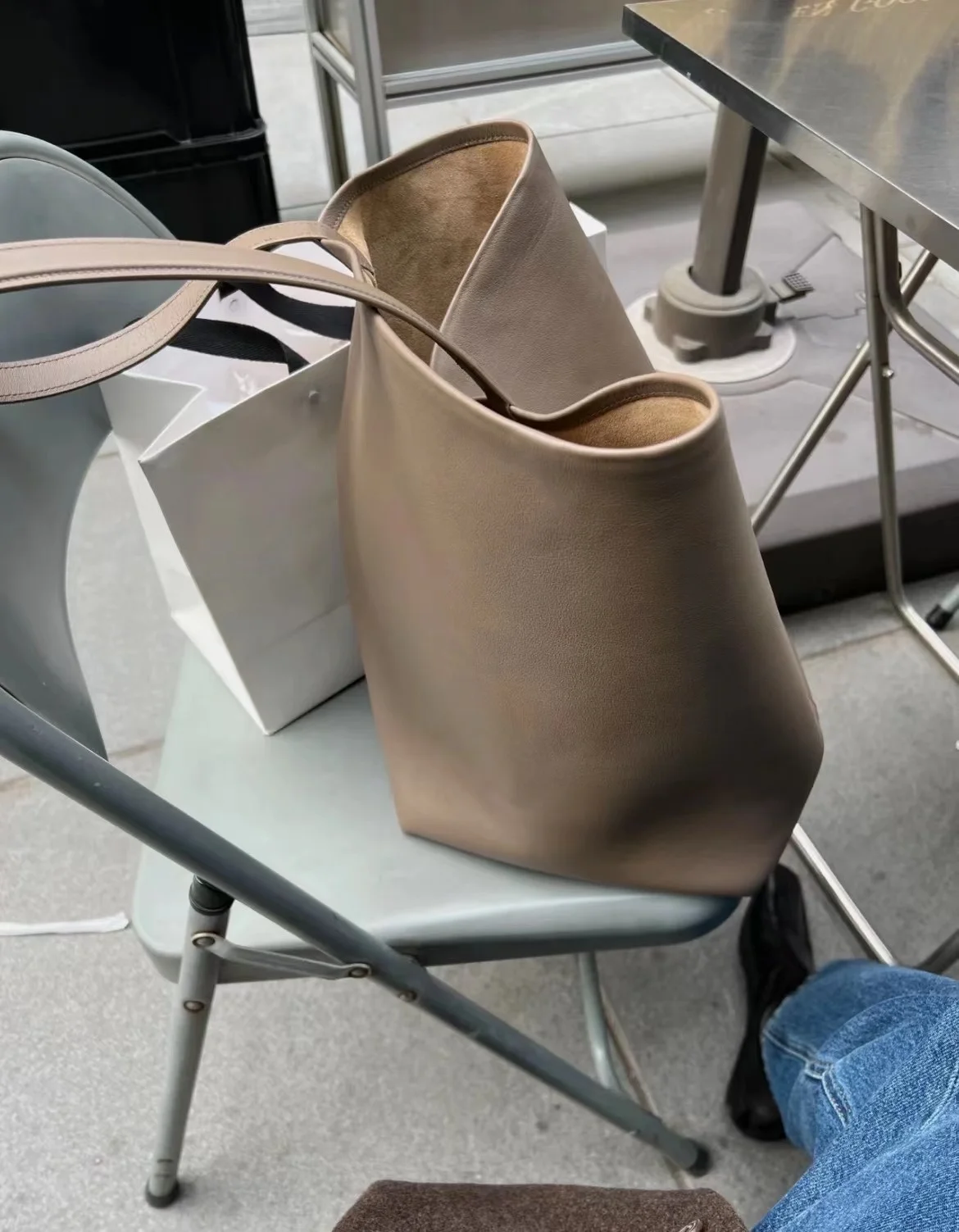 Cowhide Autumn Winter Bag: Durable, Breathable Large-Capacity Commuter Tote Bag for Women Single-Shoulder Bucket Bag view 4