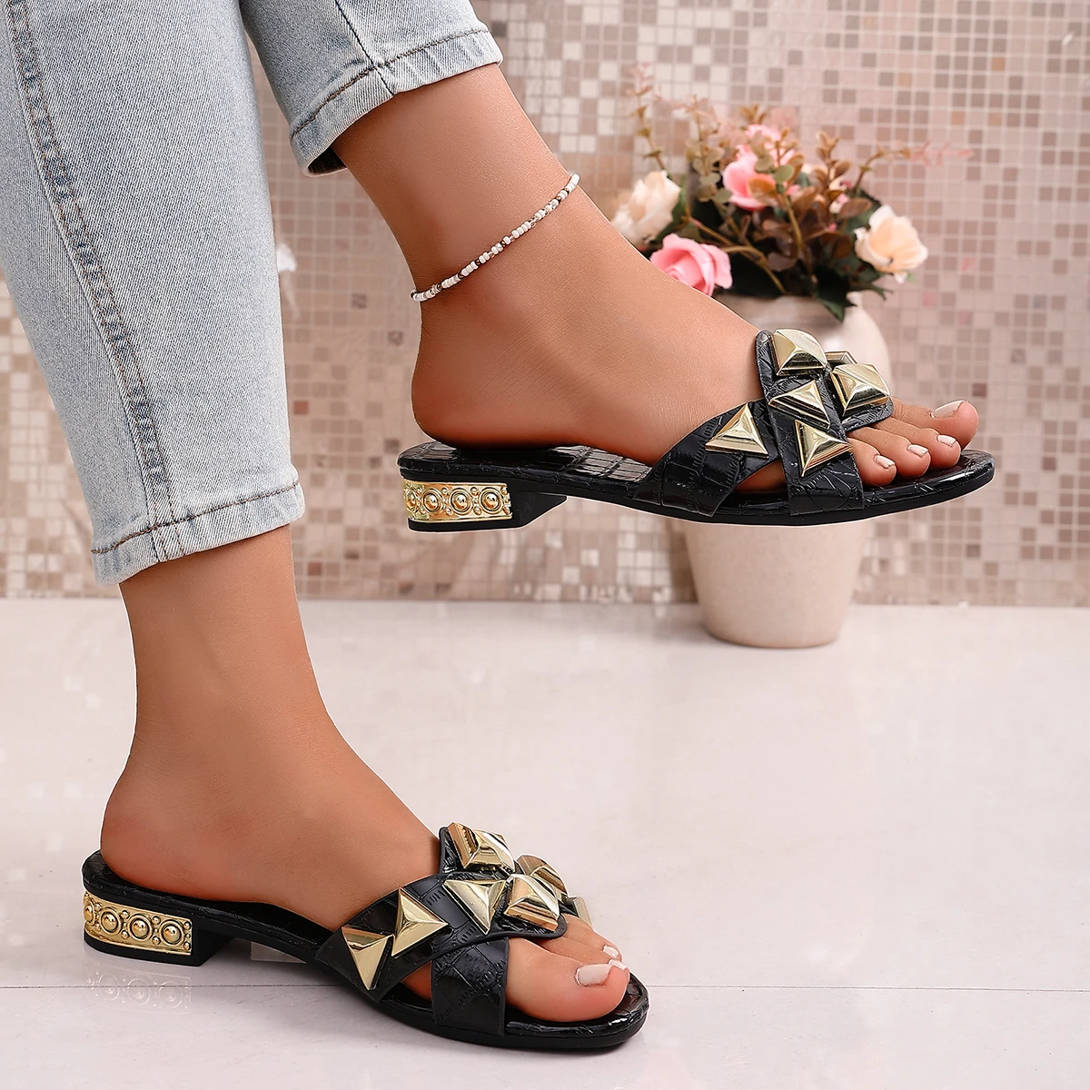 

Модные белые шлепанцы с заклепками для женщин, лето 2026, сандалии на низком каблуке с металлическими заклепками, повседневная пляжная обувь больших размеров