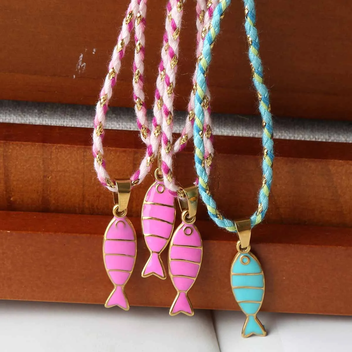 المحيط نمط الملونة التيتانيوم الصلب الملونة الأسماك الصغيرة المرأة قلادة بالتنقيط النفط كوي قلادة قلادة متعددة الاستخدامات للحزب