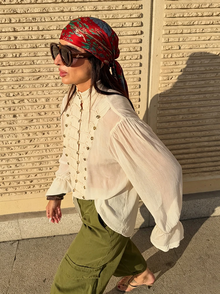Trendige beige Bluse aus Crinkle-Stoff für Damen, locker geschnitten, mit Stehkragen, doppelten Metallknöpfen, Laternenärmeln, geeignet für Herbst, Dating und Pendeln. – Detail 12
