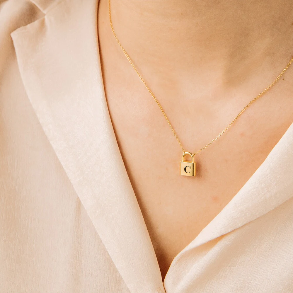 eManco Minimalist 14K Gold Plated Stainless Steel Locking Clasp Initials A-Z Pendant Women\'s Short Padlock Necklace Wholesale
