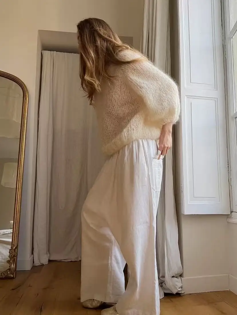 Gentle temperament in early autumn, beige loose lantern sleeves, short sweater for women, fashionable and casual, versatile